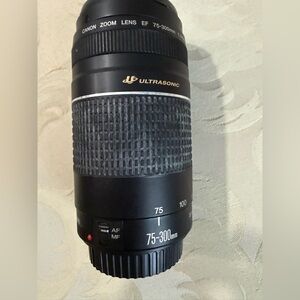 Canon EF 75–300mm Ultrasonic Zoom Lens Auto Focus w/ Lens Cap